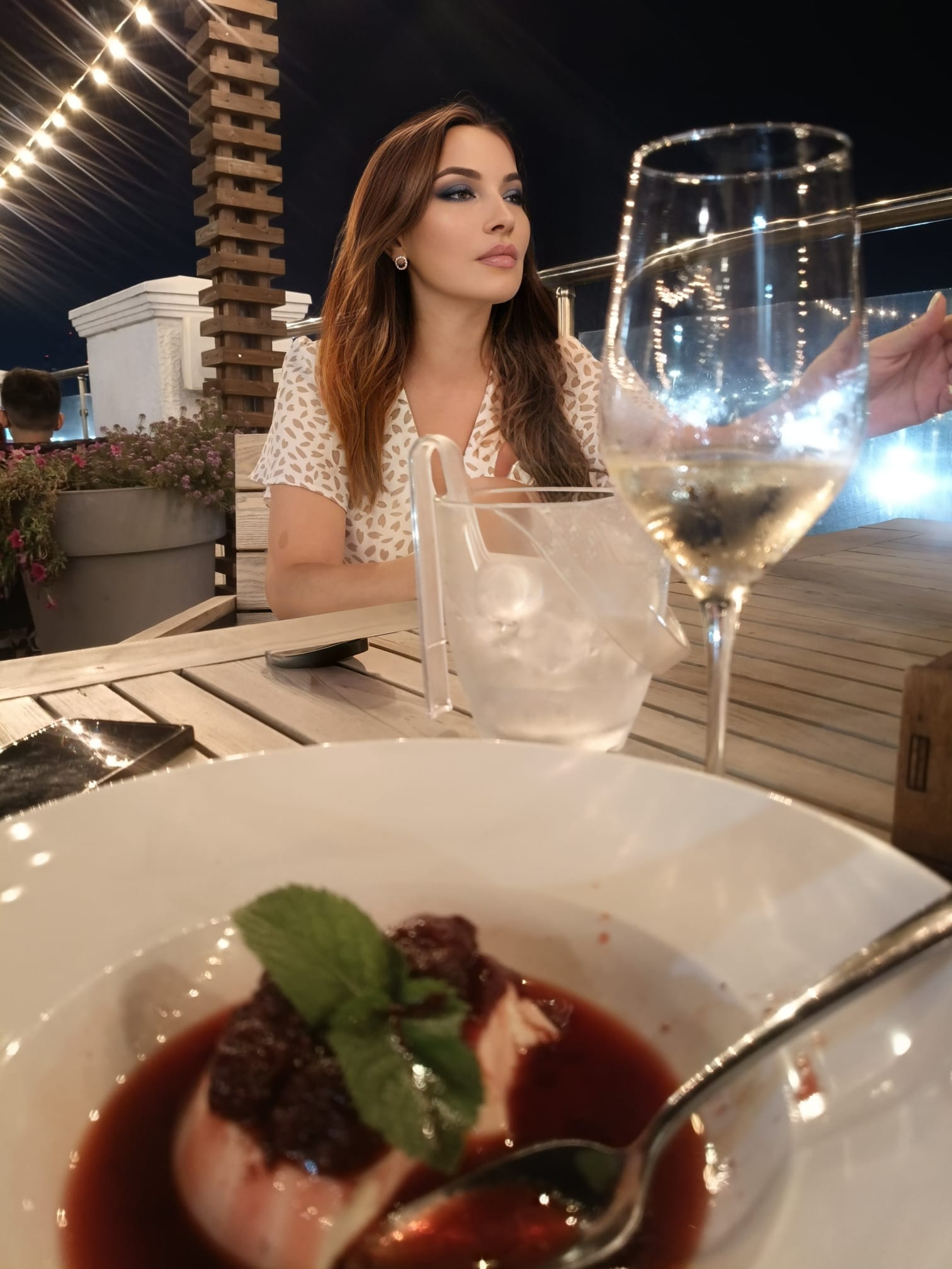 לילי- בת 29 מארחת פצצה כוסית – בתל אביב